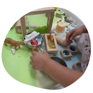 Obr. Laskavé pobyty Sensory play a logohrátky sensory play smyslové hraní 3-5 let